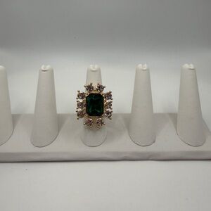 Elegant Green and Gold Women's Ring